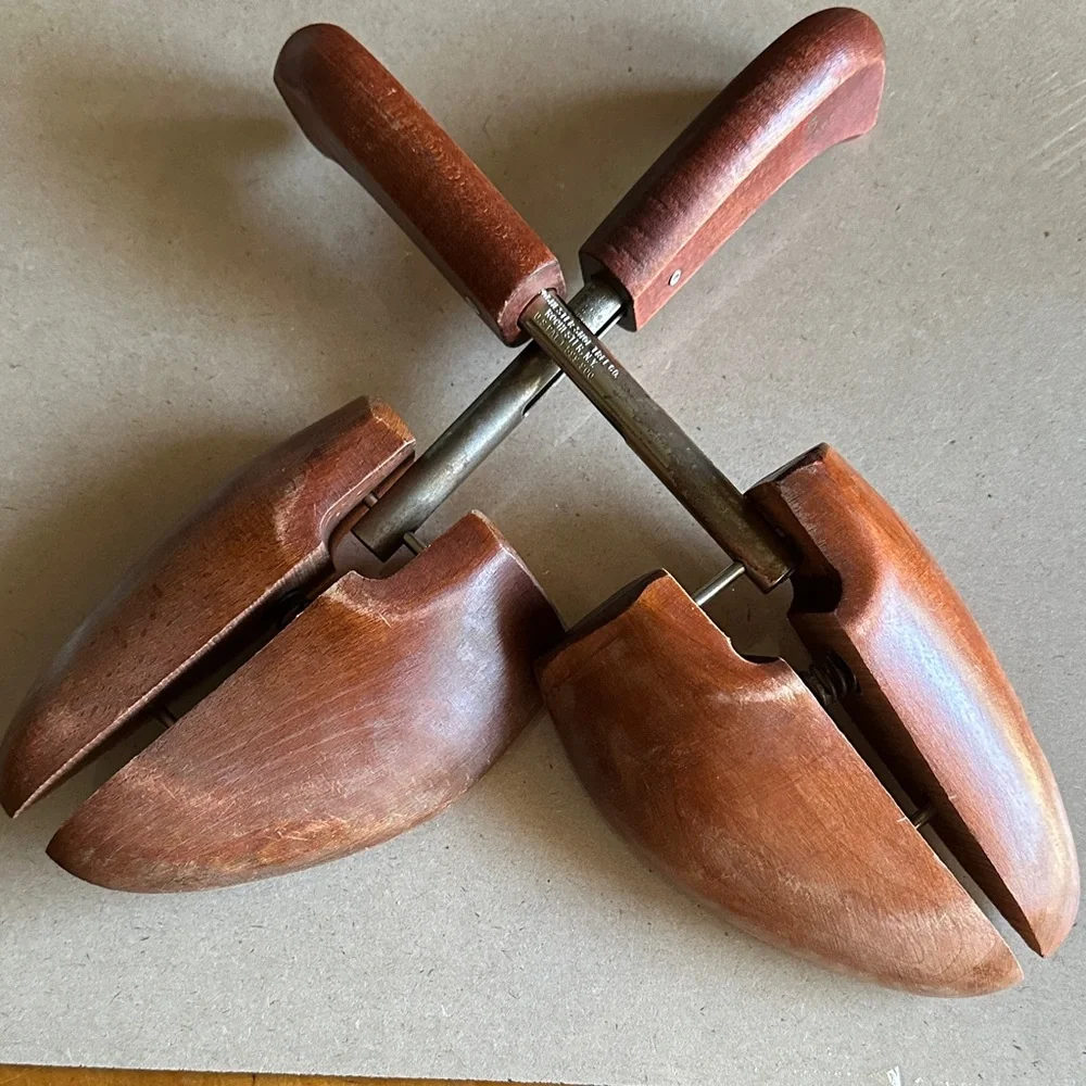 TOCHESTER Adjustable Men's Shoe Trees - Brown Wooden Finish - Picture 1 of 9